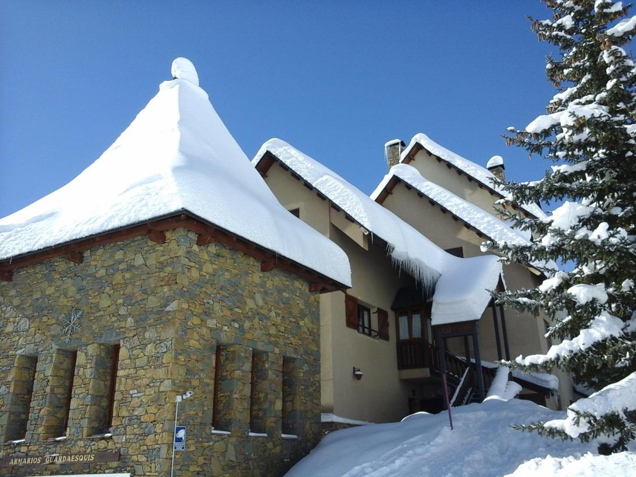 Apartamentos Tanau Baqueira Beret Bagian luar foto